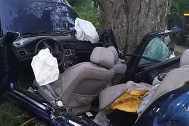 Wynki: Kierowca z impetem wjechał autem w drzewo. Tragiczny finał wypadku