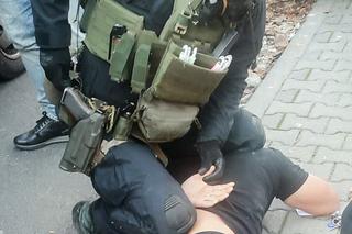 Zatrzymania członków gangu pseudokibiców w Krakowie. Zabezpieczono majątek o wartości 10 mln zł