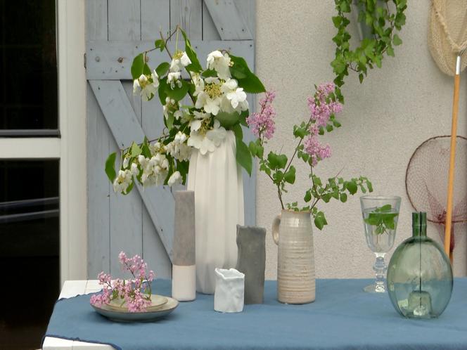 Kilka wazonów w letniej dekoracji stołu