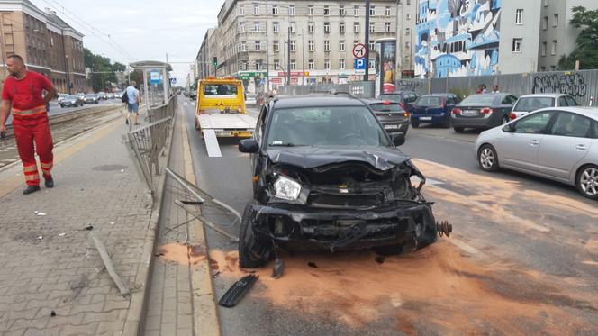 Pijany staranował barierki przy przystanku tramwajowym. O krok od tragedii w Warszawie