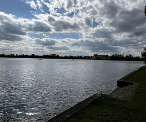   Ełk. Tłumy turystow odwiedzają to miasto. Jest największym na Mazurach