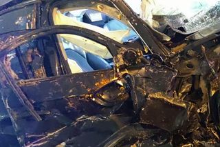  Samochód z impetem wpadł między bariery i dachował. Samochód wygląda jak zgnieciona puszka