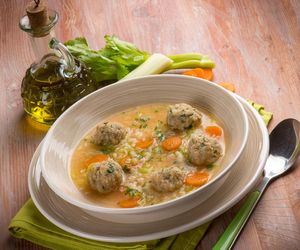 Zupa cukiniowa z klopsikami – wciąga już od pierwszej łyżki. Połączenie smaków, które sprawia, że będziesz wracać po więcej