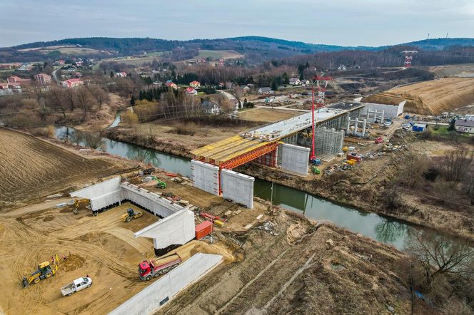 Na Podkarpaciu powstaje gigant! Samochody pojadą 80 metrów nad ziemią