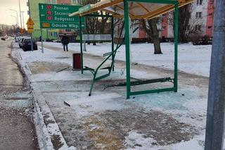 Pijany kierowca wjechał w przystanek. Usłyszał zarzuty