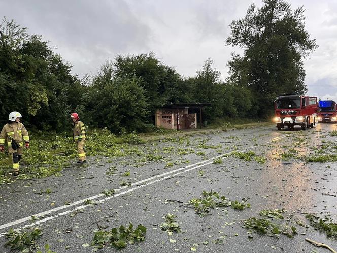 Burzowa noc w regionie Świętokrzyskim! Grad, połamane drzewa, zalane ulice