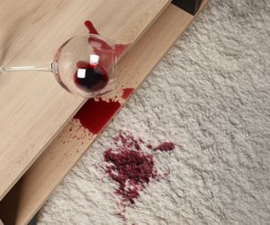 Gigantyczna plama z czerwonego wina. Pozbyłam się jej dzięki mleku 