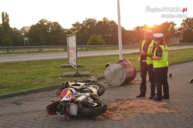 Ucieczkę przed policją motocyklista zakończył poważnym wypadkiem. Na miejsce zdarzenia wezwano helikopter pogotowia