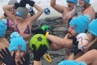 Morsy z podkieleckiej Morawicy korzystają z zimowych kąpieli