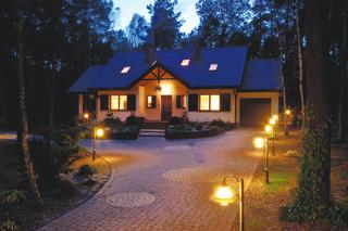 Wybieramy lampy ogrodowe. Słupki, kule, a może reflektory? Sprawdź