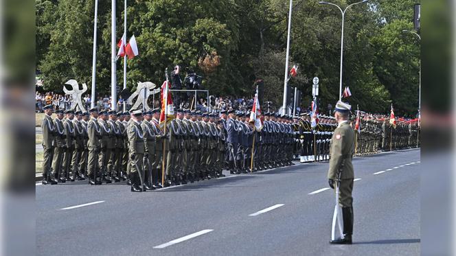 Defilada wojskowa 2024 w Warszawie. 2 tys. żołnierzy i kilkaset sztuk sprzętu wojskowego na ulicach miasta [ZDJĘCIA]