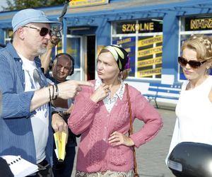 Ranczo. Reżyser serialu Wojciech Adamczyk, Solejukowa (Katarzyna Żak), Krystyna Więcławska (Dorota Chotecka-Pazura)