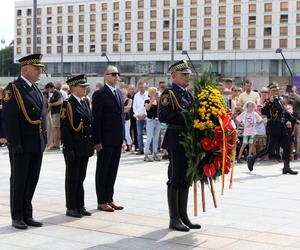 Niezwykła zmiana warty. Strażnicy miejscy przy Grobie Nieznanego Żołnierza w Warszawie