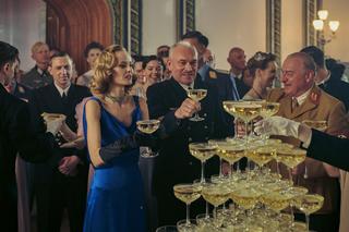 Zatoka szpiegów odc. 2. Kessler (Mariusz Bonaszewski), Greta (Karolina Kominek)