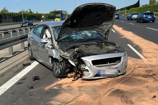 Dachowanie na S2 w Warszawie. Zablokowany pas ruchu