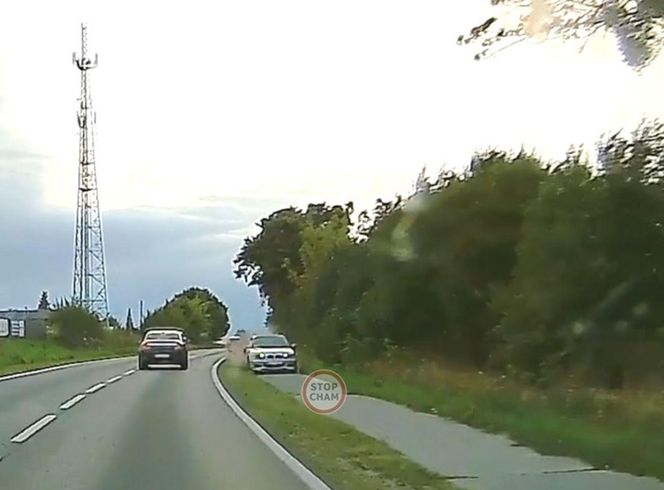Kierowca bmw pędził ścieżką rowerową pod Bydgoszczą. Policjanci mówią, że uciekał