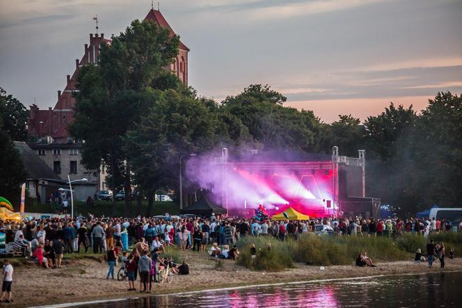 Wakacje 2024 w Pucku. Jakie gwiazdy pojawią się na zielnej plaży? 