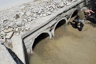 Żołnierze WOT pracują przy szkodach wyrządzonych powodzią