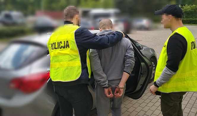Nielegalna broń i substancje w samochodzie. Zatrzymano 23-latka w Warszawie