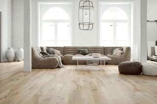 Jasne drewno - podłoga do salonu nie tylko w stylu skandynawskim