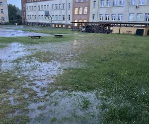 Potężna ulewa zamieniła drogi w rwące potoki. Oberwanie chmury nad Tarnowem