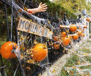 Willa na Jaśkowej Dolinie znów ozdobiona. Tym razem przechodniów zaskakują halloweenowe straszydła!