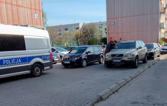Dwulatka uwięziona w rozgrzanym aucie. Policjanci wybili szybę, by uratować dziecko