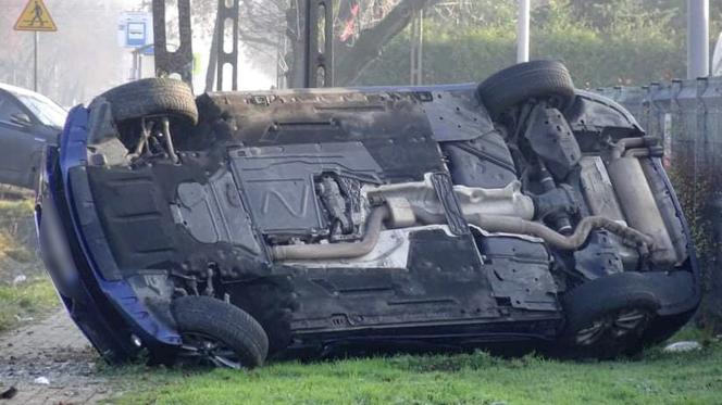 Policjanci dachowali nieznakowanym BMW! Dwóch funkcjonariuszy w szpitalu
