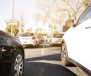 Kartony na opony? Nietypowy sposób kierowców na walkę z upałem 