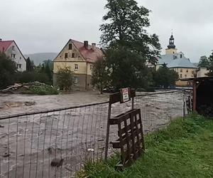 Lądek Zdrój i Stronie Śląskie zalewa woda. Dramatyczna sytuacja mieszkańców 