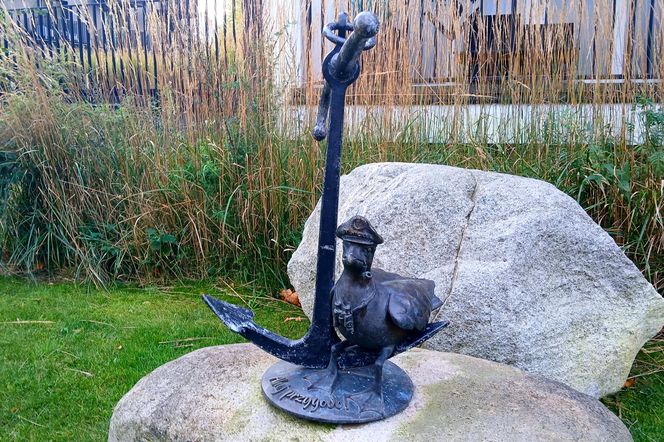 Rzeźby "Marianów" w Kołobrzegu