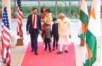 Rozmowy pokojowe w Delhi. Wiceprezydent USA Vance: Rosja i Ukraina będą musiały dokonać wymiany terytoriów.