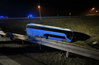 Autokar staranował barierki i spoczął w rowie. 65 pasażerów utknęło na autostradzie A4