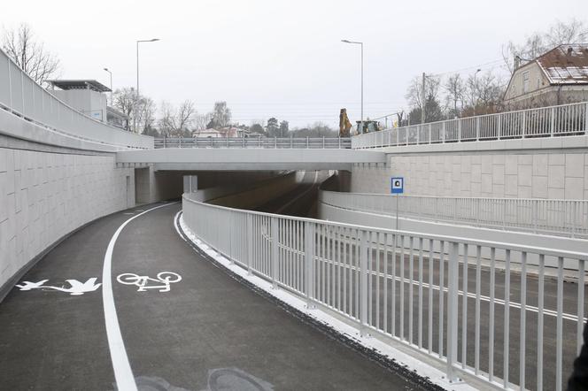 Oblali nowy tunel szampanem! Wyśmienite humory urzędników w Sulejówku 