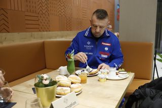 Tomasz Adamek dostał pączka, ale go nie zjadł. Powód jest jasny, wiadomo co wybrał w zamian [ZDJĘCIA]