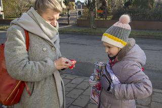 Wolontariat uczy wrażliwości, małolaty w WOŚP