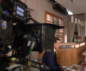 Na Wspólnej na planie. Darek Żbik (Michał Mikołajczak), Aneta (Dorota Krempa), Włodek (Mieczysław Hryniewicz)