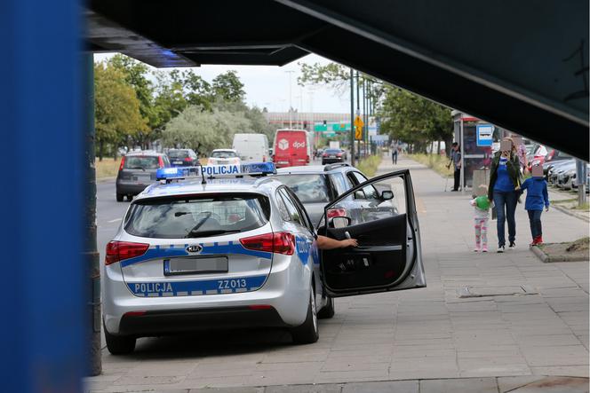 Policjanci kryją się za windą