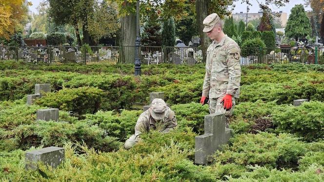 Żołnierze US Army sprzątają groby polskich żołnierzy 