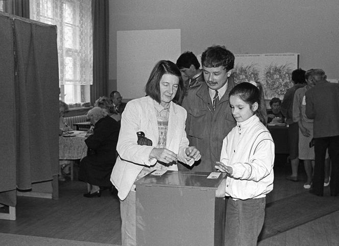 Lech Kaczyński z żona Marią głosują w asyście córki Marty, Sopot, 4.06.1989.