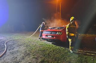 Luksusowy samochód stanął w płomieniach! Nocna akcja strażaków pod Bydgoszczą [ZDJĘCIA]