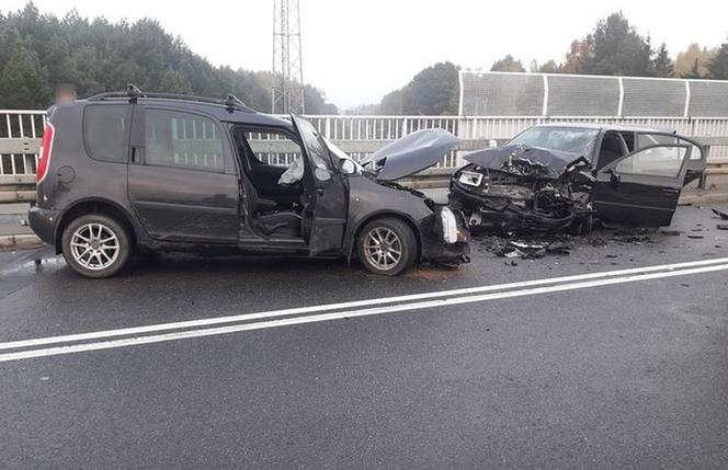 Potworny wypadek dwóch aut osobowych pod Mławą. Czołowo zderzyły się dwie skody. Trzy osoby ranne