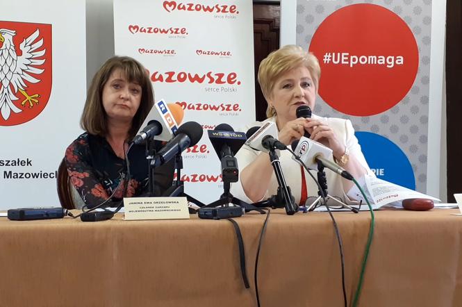 Od lewej: Janina Ewa Orzełowska i Elżbieta Lanc z zarządu województwa mazowieckiego
