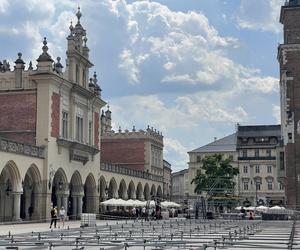 Kontrowersyjna budowa na Rynku Głównym w Krakowie. Mieszkańcy podzieleni