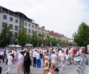 Boże Ciało 2024. Tłumy wiernych przeszły w procesji ulicami Białegostoku