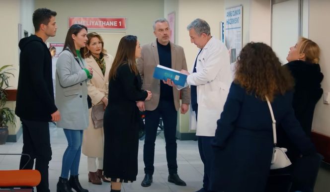 Ege uratuje Zeynep, choć porywacz pchnie ją nożem.