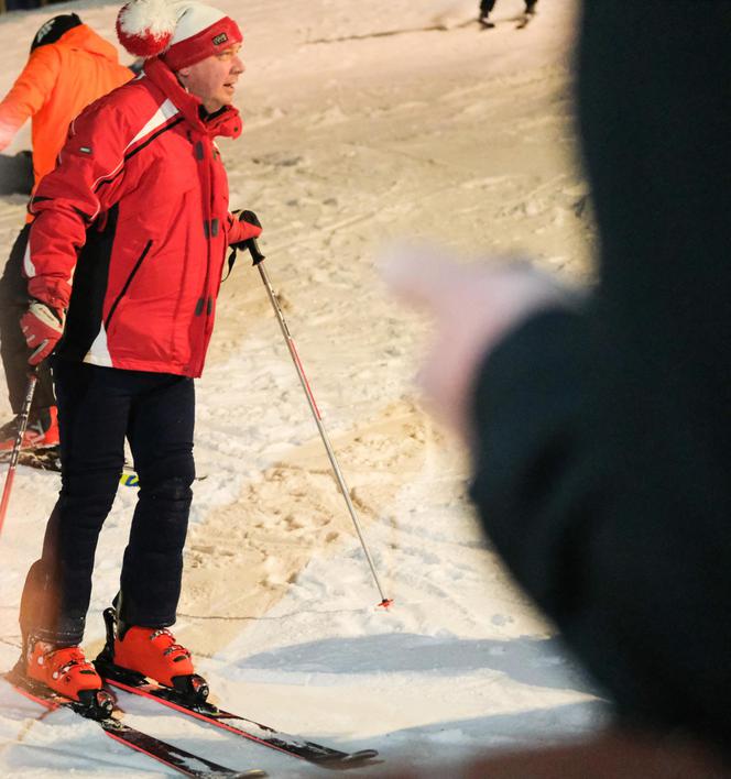 Minister Wójcik na nartach w biało-czerwonych barwach. Ależ wywrotka