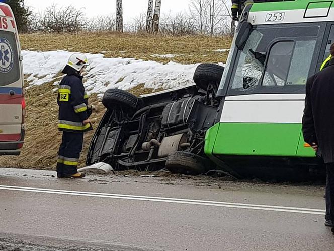 Łyski. Wypadek autobusu pod Białymstokiem. 9 osób rannych. Do szpitala trafiło 3 dzieci