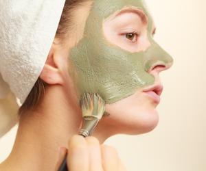 Zamiast po drogą koreańską maseczkę sięgnij po glinkę. Ma zbawienny wpływ na skórę