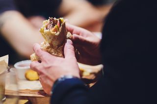 Jedna osoba zmarła, a 27 zachorowało po zjedzeniu kebaba. Wszystkiemu winne mięso z Polski?